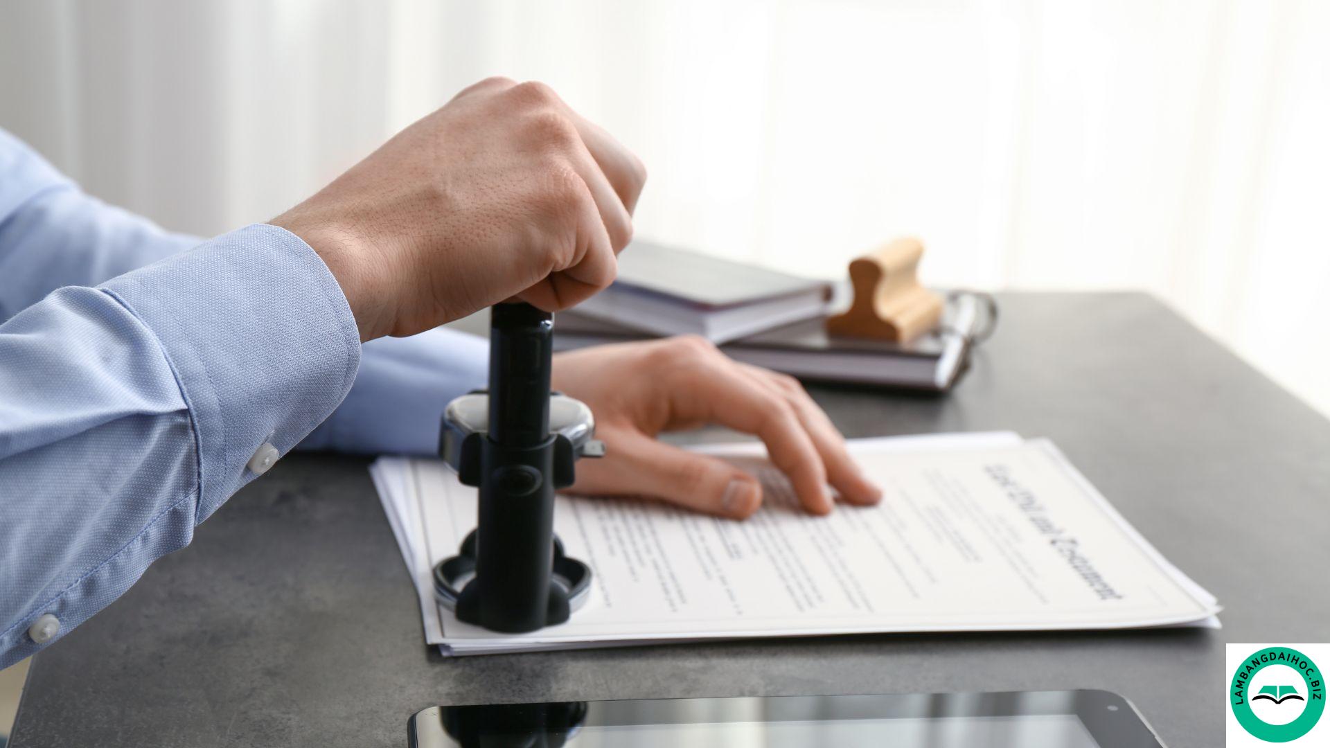 Làm bằng đại học giả có công chứng được không